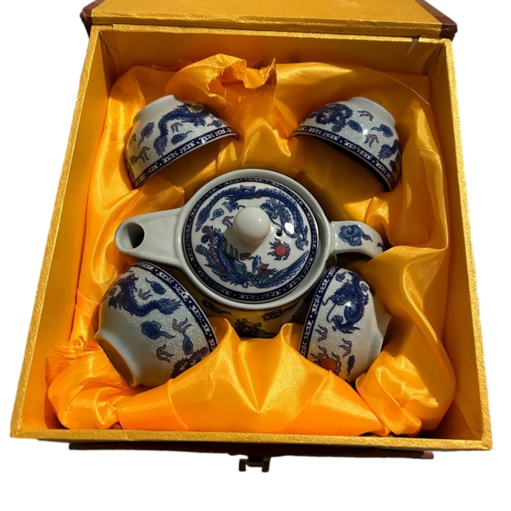 Vintage Chinese tea gift box set.